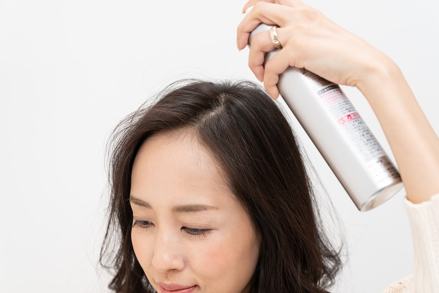 スプレーするエリアを広げず、分け目を集中的に狙うこと。