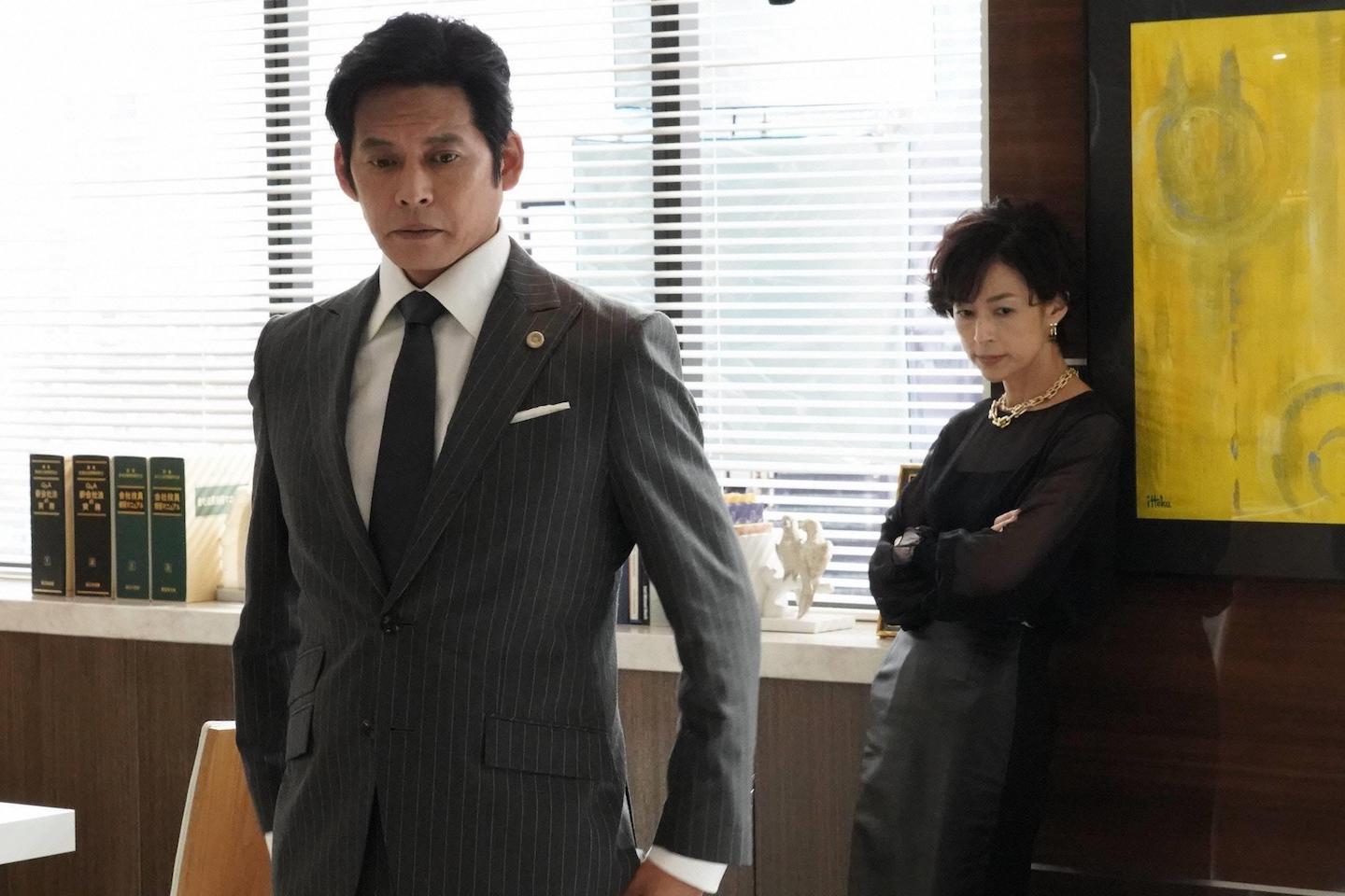 ゴールドのジュエリーが、ダークカラーの着こなしに華やかさをプラスしています。