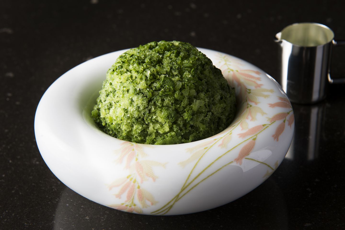 「東京工房」限定の「Kakigori 抹茶&ショコラ」¥1,700。抹茶のグラニテの下には、ソルベ・ショコラ、レモンのマーマレード、砂糖をからめたカカオニブ、抹茶のクリームが層になって表れます。別添えの抹茶のソースをかけて、濃厚な抹茶の味わい、クリーミーなショコラのソルベ、カカオニブのクリスピーな食感、爽やかなレモンの酸味のマリージュを堪能しましょう。