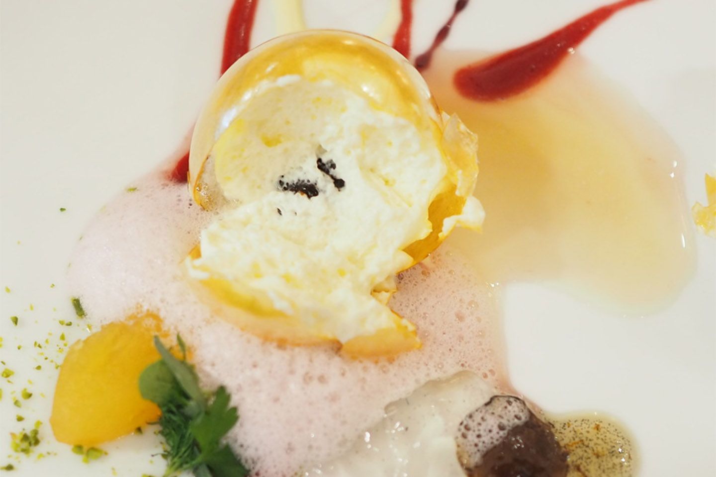 飴細工を割ると、中からアイスクリームとクレームがとろけだしてきます。