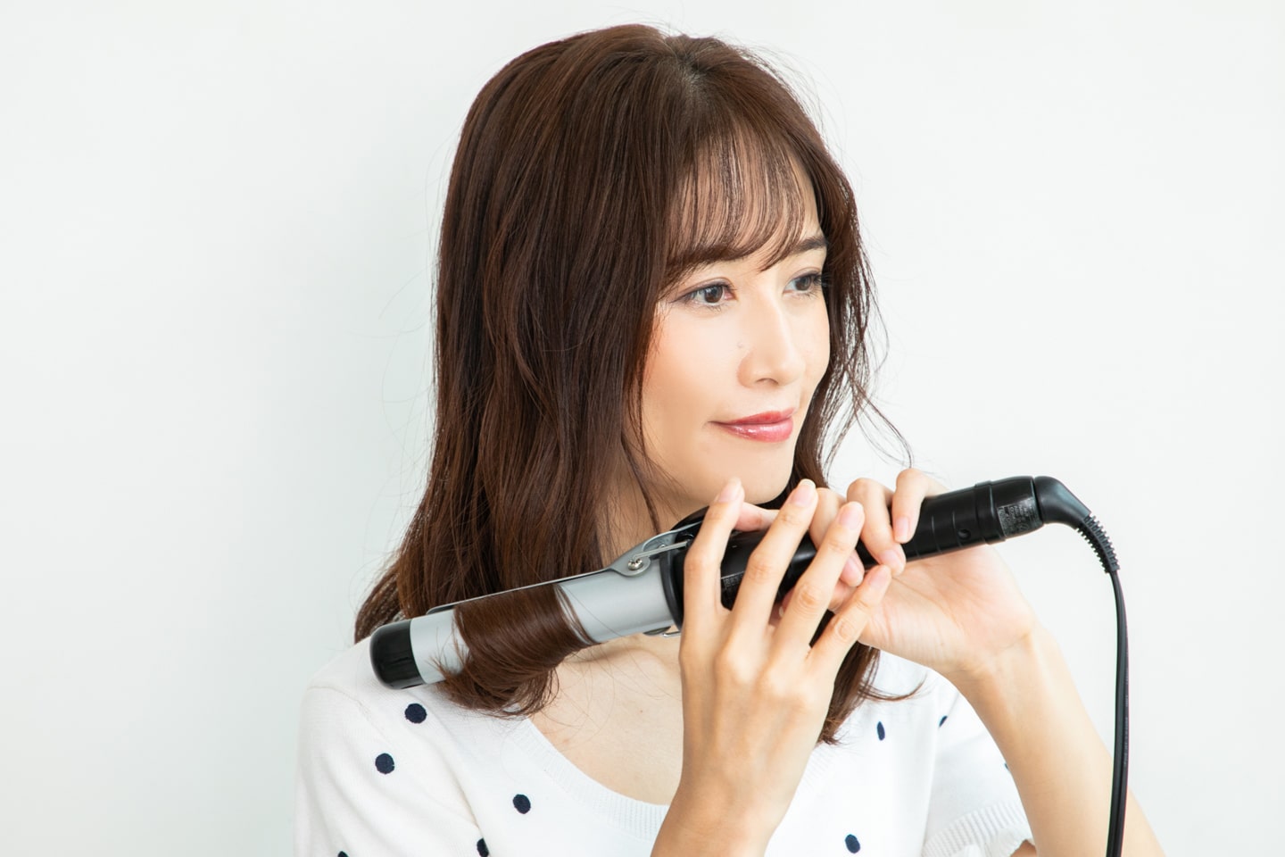 両サイドと後ろの、3つに毛束を分ける。分けた毛束の毛先をまとめて、それぞれ外ハネにする。