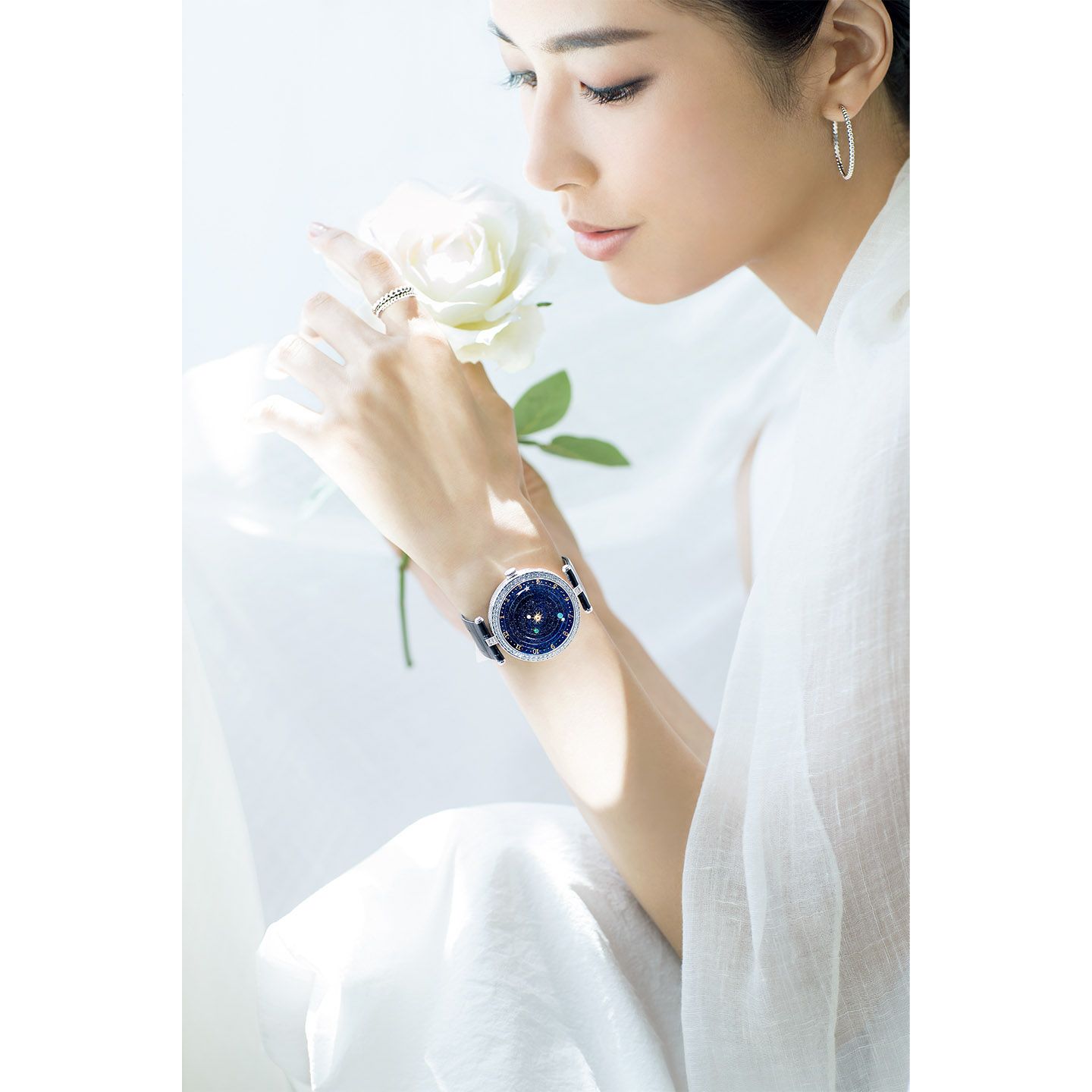 時計「レディ アーペル プラネタリウムウォッチ」¥27,300,000・ピアス¥325,000・リング/指先から¥155,000・¥105,000(ヴァン クリーフ&アーペル)、ワンピース¥29,000(プレインピープル丸の内〈プレインピープル〉)、ストール¥25,000(チェルキ〈アンドレ マウリーチェ〉)