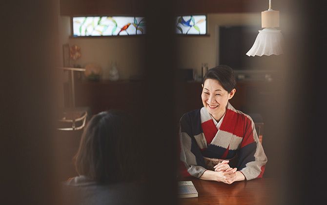 にこやかにインタビューに応じる作家・青木奈緖さん