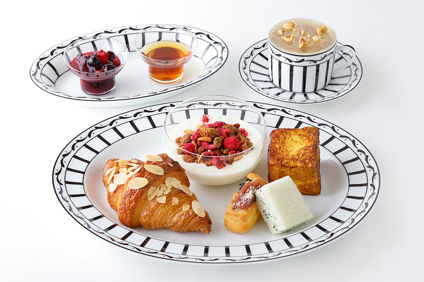 朝食として提供される「Petit Déjeuner(プテイデジュネ)セット」¥3,539(サービス料・税込、提供期間/通年、提供時間/10:30〜13:30)※季節により内容が異なる場合あり