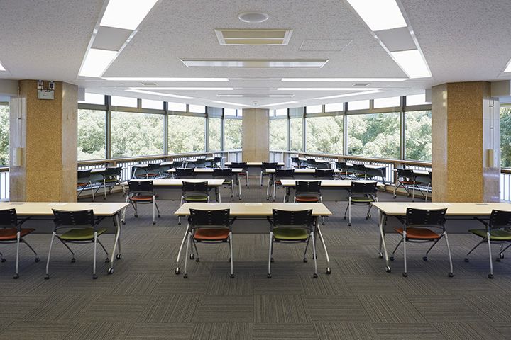 3階図書フロアの閲覧席