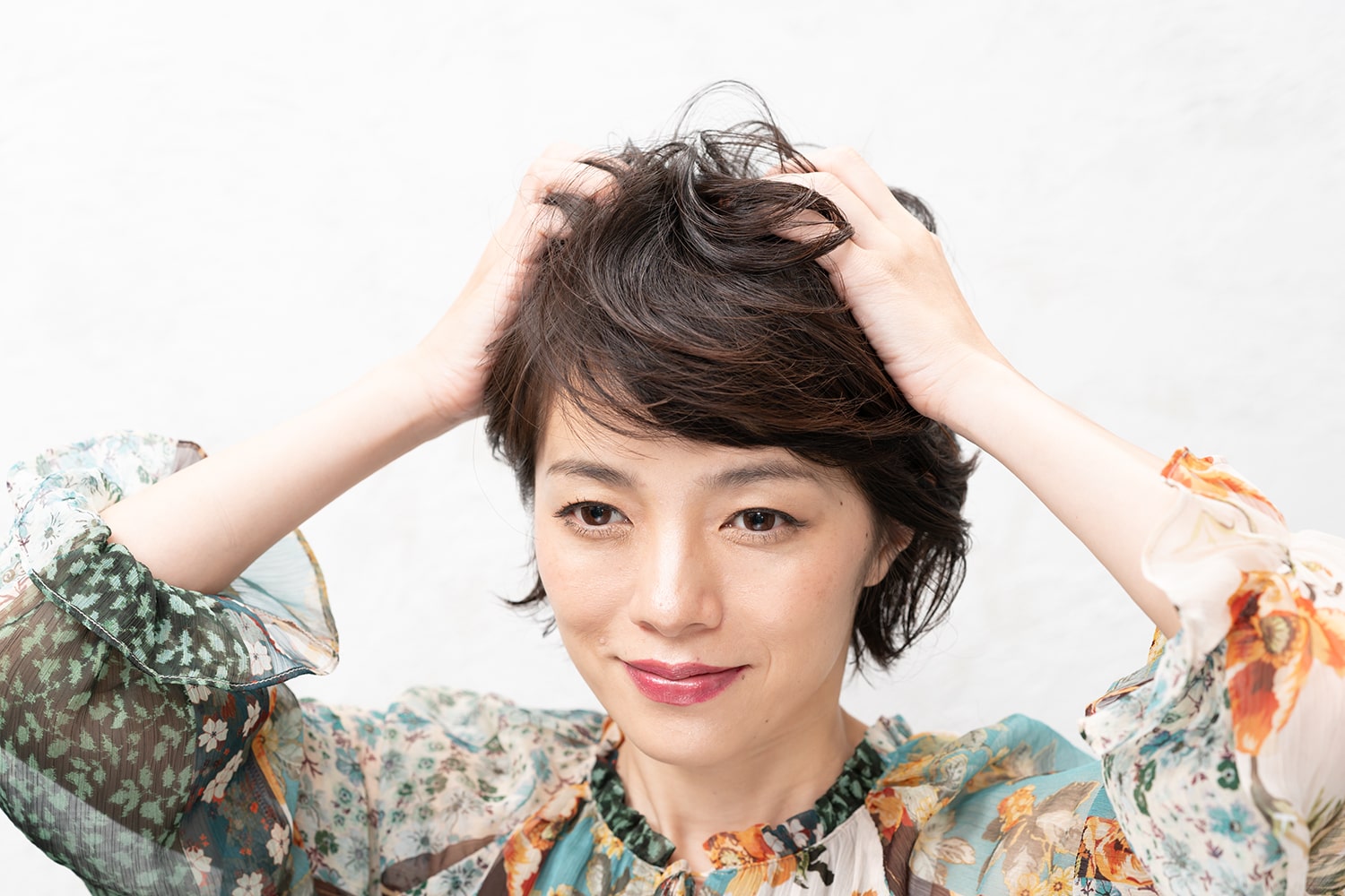 髪の表面は下から上へと持ち上げるように揉み込み、耳まわり、襟足はタイトに収める。