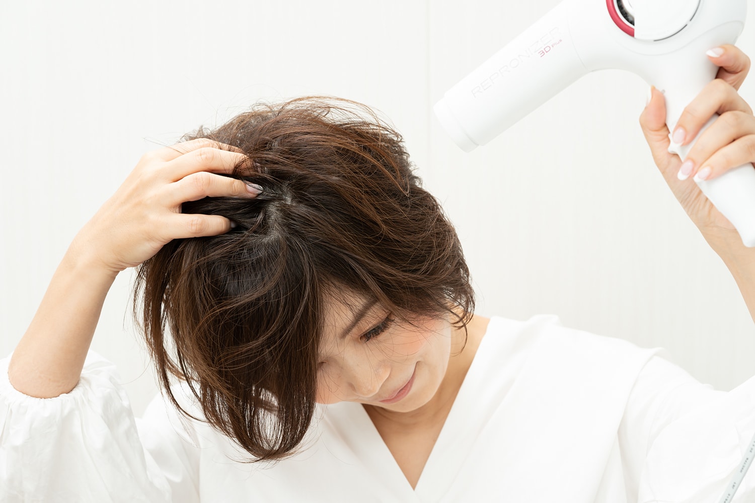 左右前後に髪を振って根元から髪を立たせる。