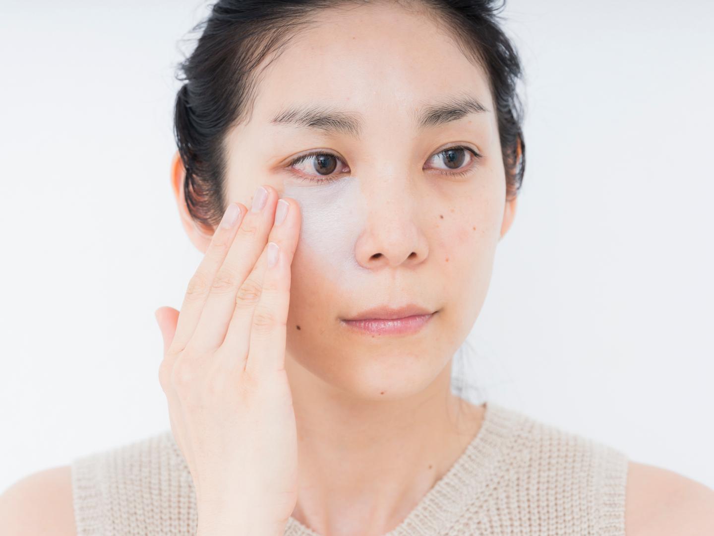 肌に透明感をもたらす明るめグリーンのコントロールカラーを目の下に広げる。
