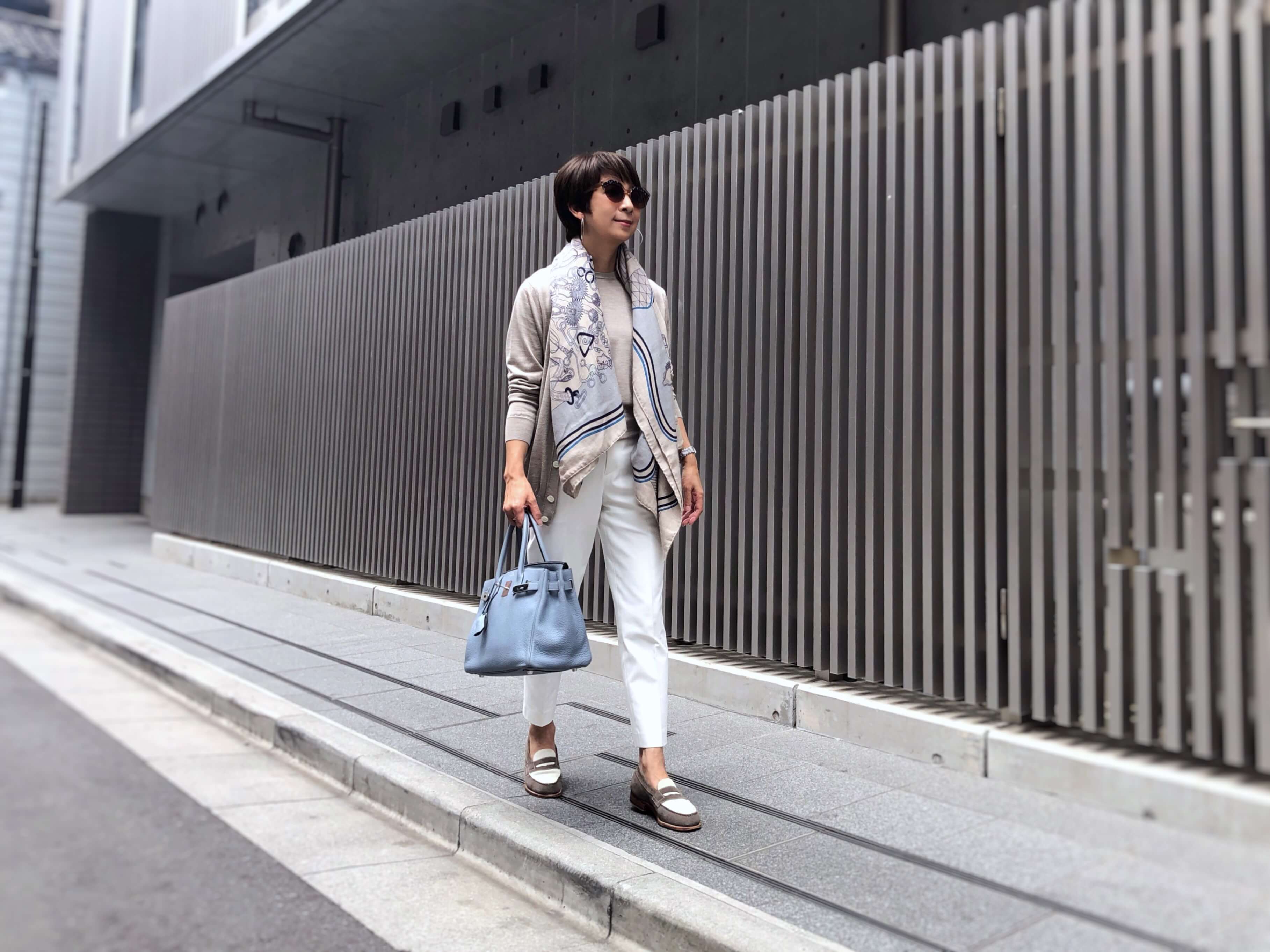 ニットはシルク100%のため、蒸し暑い日でも快適。カーディガン・ノースリーブニット/SLOANE パンツ/UNIQLO ストール・バッグ/エルメス サングラス/ブルガリ 時計/ベダ&カンパニー 靴/J.M.WESTON