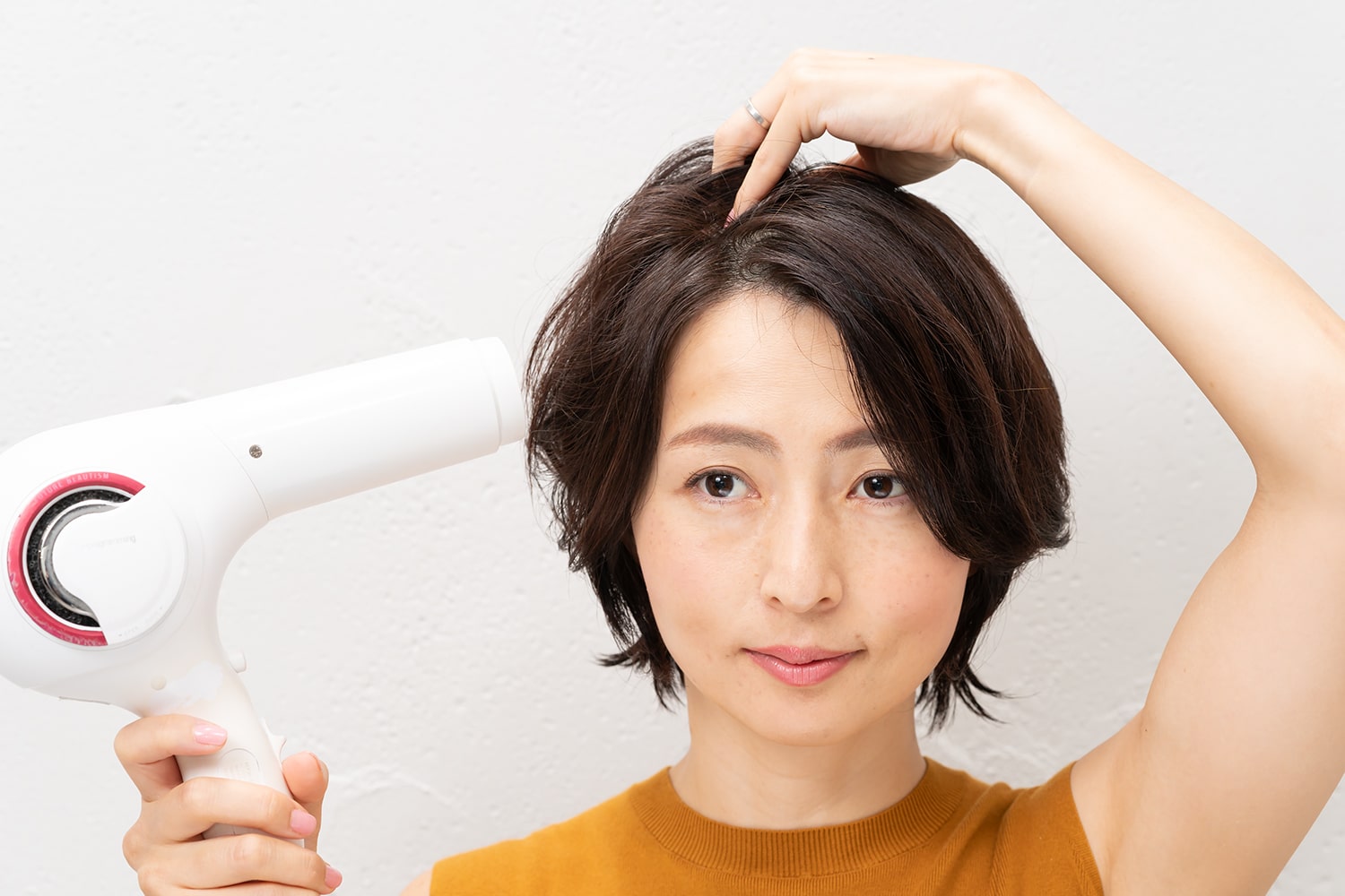 爪を立てず、指の腹で根元を擦りながら熱風をあてる。