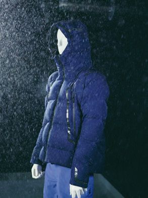 ダウンの大敵である水気もシャットアウト。R&Dセンターでは専用の機器を用いて耐水性をチェックしている。