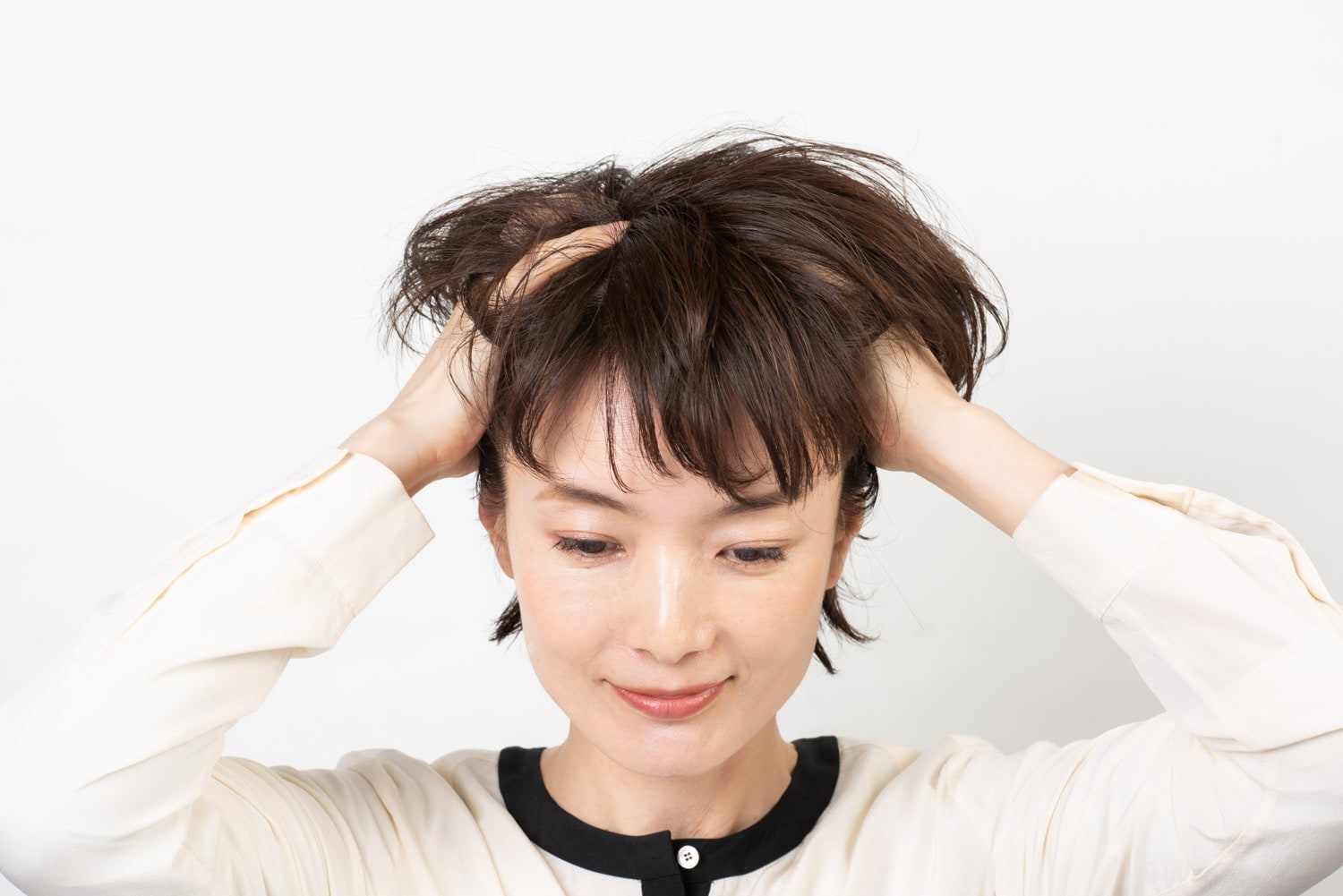 根元からしっかり全体になじませる。