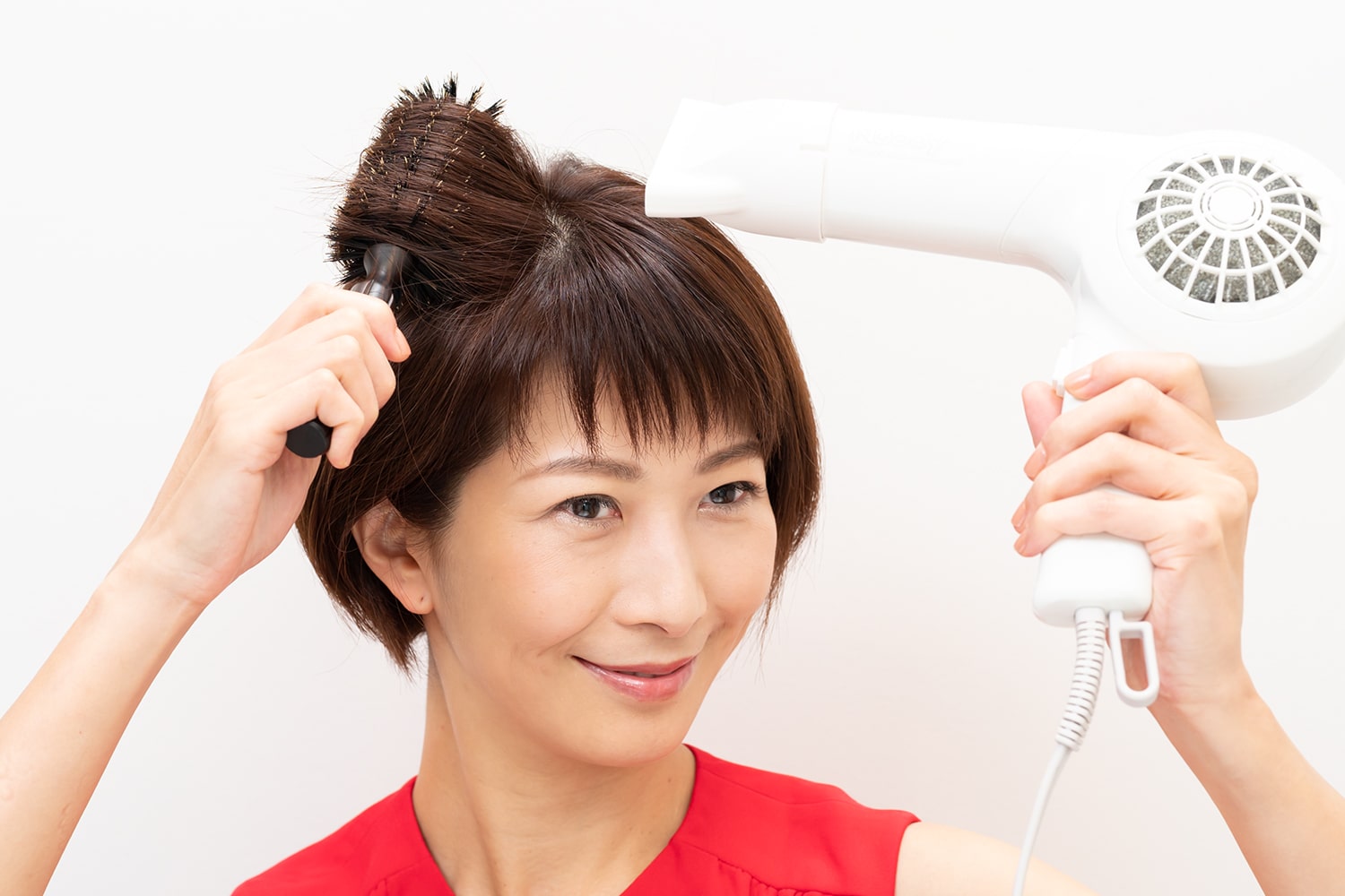 髪を引っ張りながら熱を加えると、うねりやクセがとれ、ツヤが出現。