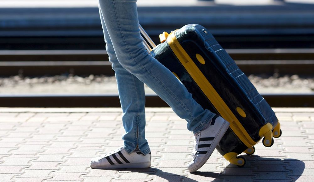 元caが教える キャリーバッグの正しい引き方 マナー Precious Jp プレシャス