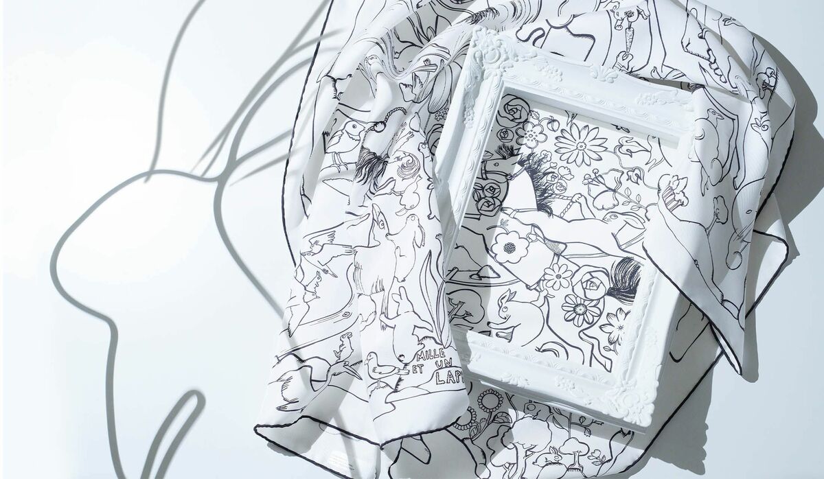 エルメスの新作カレは、日本人アーティストが描いたウサギが