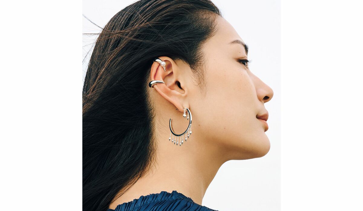 フリンジが繊細に揺れる「TASAKI」のピアス｜辛口の煌めきデザインが