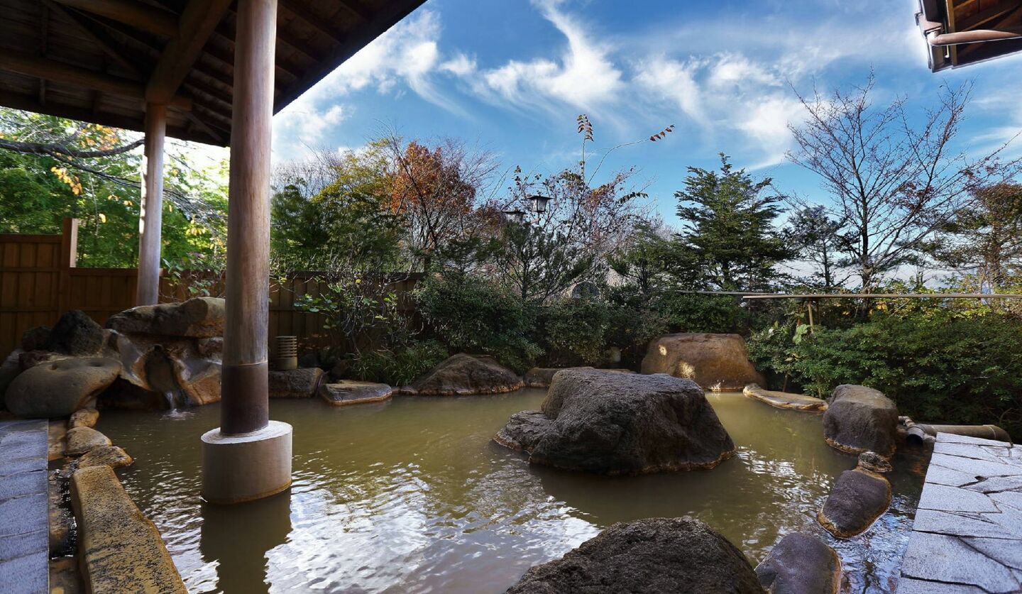 伊香保温泉「千明仁泉亭」の大浴場露天風呂