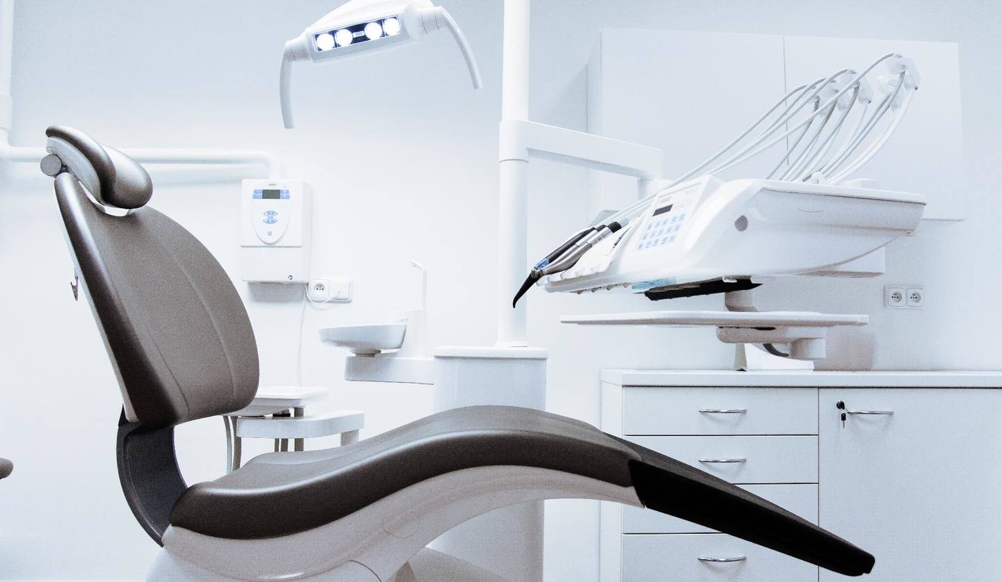 歯医者の治療をする椅子