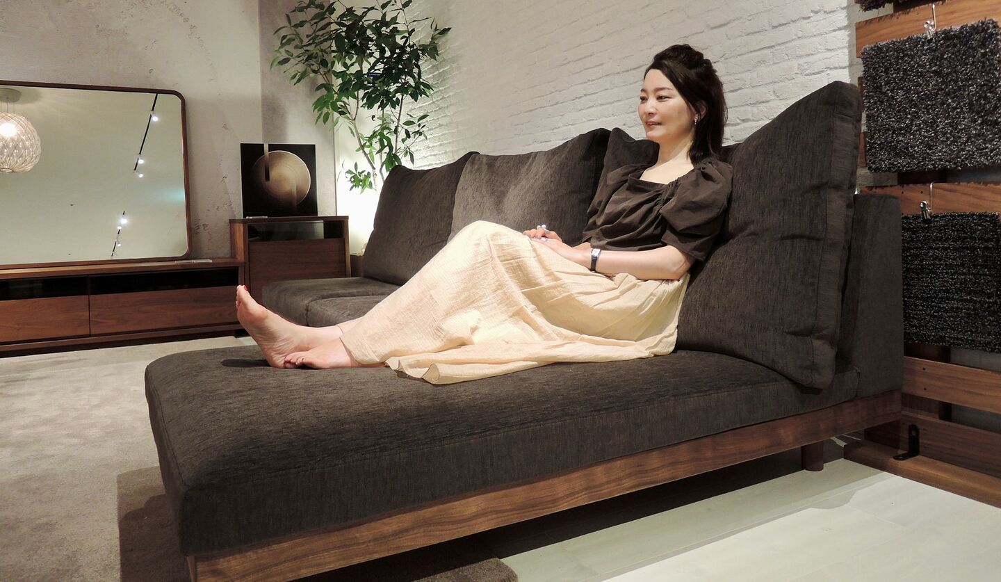 岡山県の家具ブランド「マスターウォール」の『デニッシュ グランデ ソファ』に座るインテリアエディターの土橋陽子さん