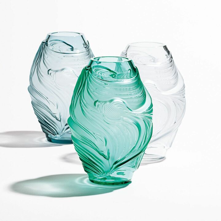 フラワーベース「ポワソン コンバッタン」【直径21.6×高さ32cm】［クリスタルガラス］左から／ペルセポリスブルー￥699,000・ミントグリーン￥699,000・クリア￥567,000 （ラリックジャパン）　［Precious2019年8月号126ページ］