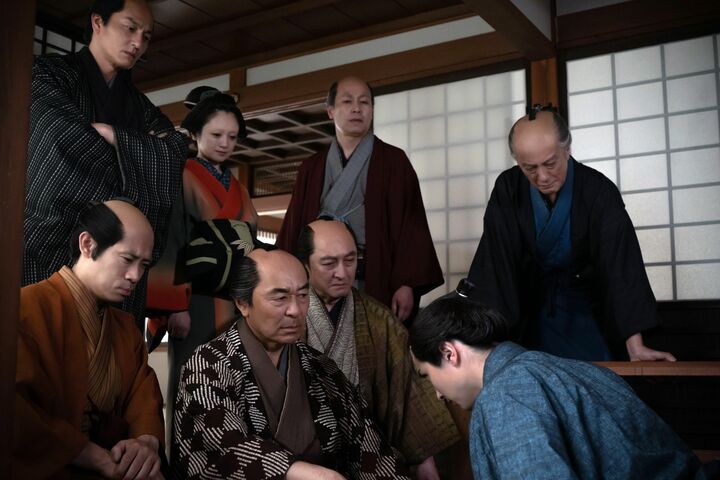 やり手だっだ初代初代大文字屋市兵衛の死後、二代目として再び登場した伊藤淳史さん。二代目はほっこりキャラかと思いきや、これからどうなる? (C)NHK