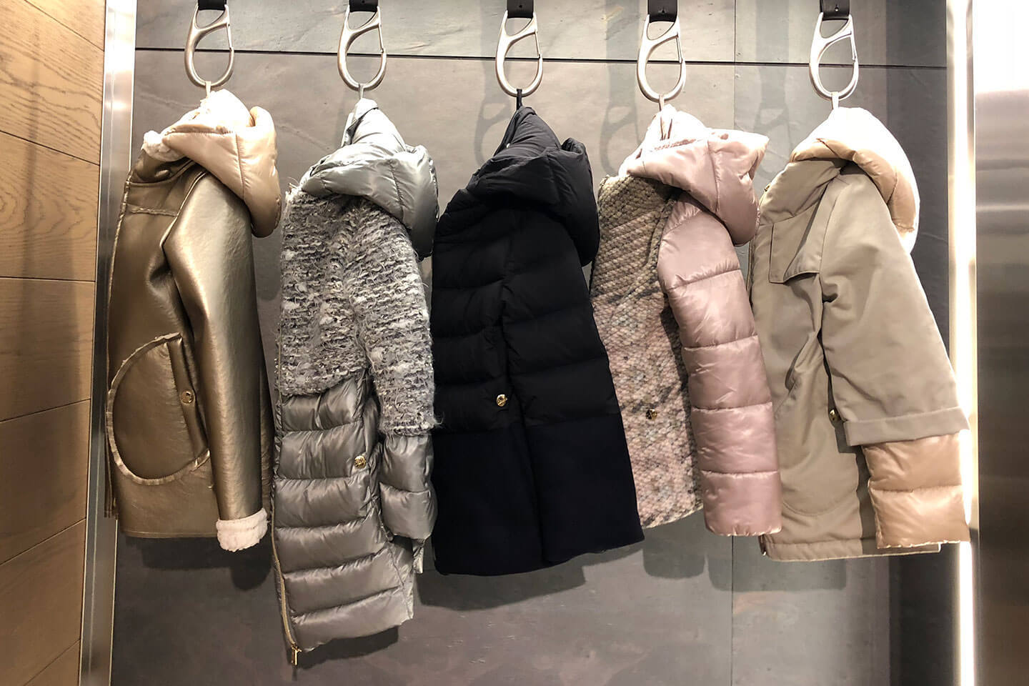 大人とおそろいのものもある、キッズコレクション。こちらはガールコーナー