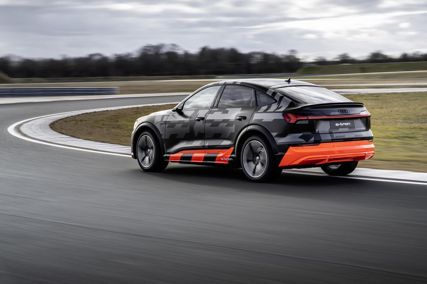 BEVにもいち早くスポーツモデルをというアウディがコンセプトを公開した「e-tronスポーツバック」は370kWのパワーと973 Nmの最大トルクを発生