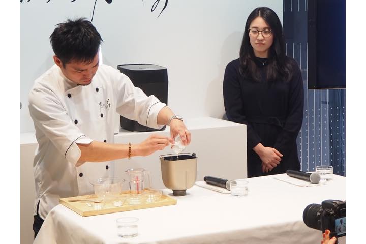 乃が美の中井さん(写真左)の作業を真剣に見つめるパナソニックの担当者さん。