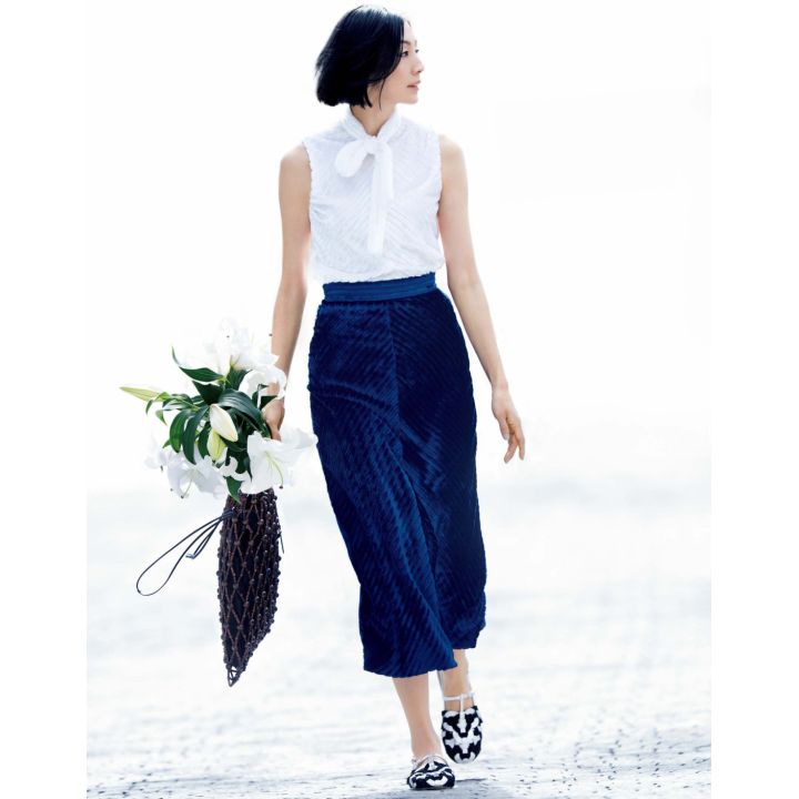 トップス・スカート・バッグ・靴(プラダ) 撮影/浅井佳代子 BY:『Precious5月号』小学館、2020年