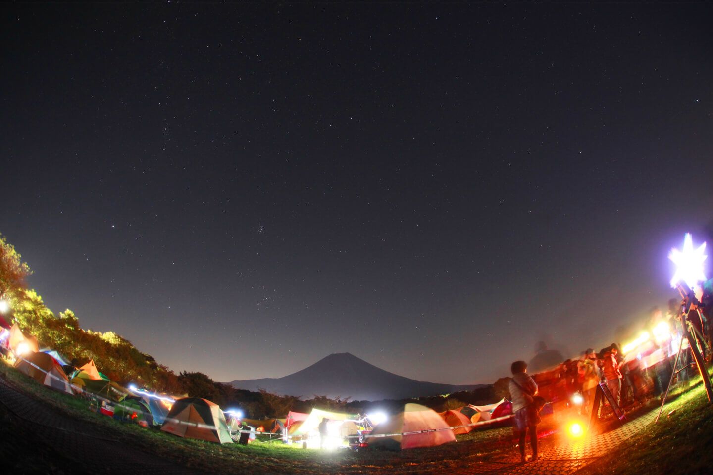 星空と富士山のコラボレーションも。天体は、季節や時間、場所によっても表情を変えます/撮影 成澤広幸