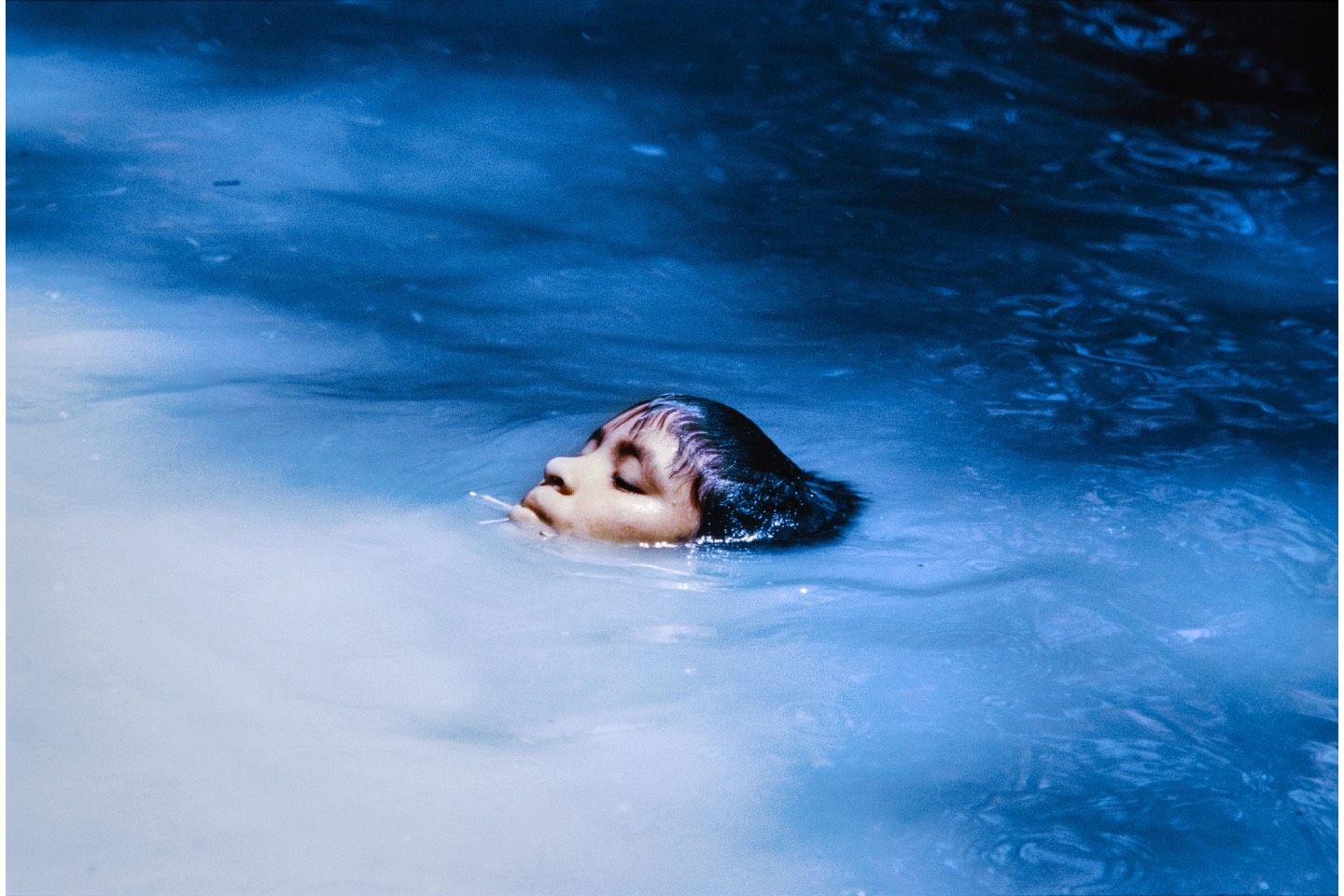 The young Susi Korihana thëri swimming, infrared film, Catrimani, Roraima【1972–74年】©️Claudia Andujar