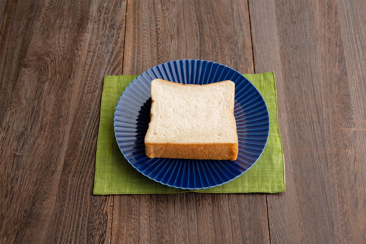 お皿の上にある食パン1枚