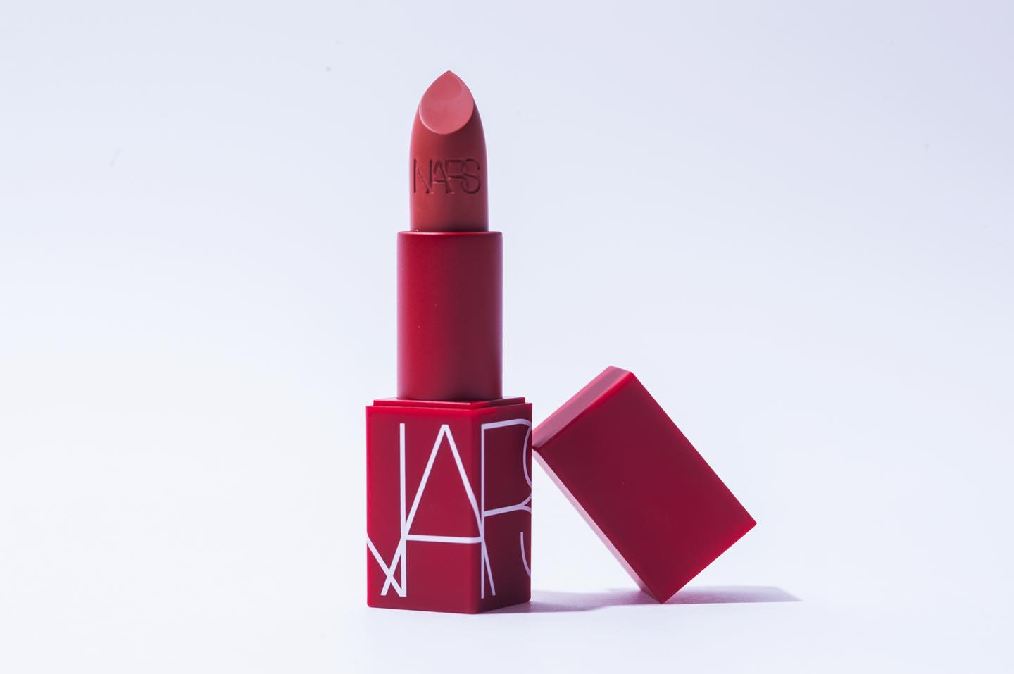 '94年に発売した12色が、インパクト大の赤いパッケージで復刻。NARS リップスティック 2967 ¥3,300(2019年9月20日オフィシャルオンラインストア限定発売)