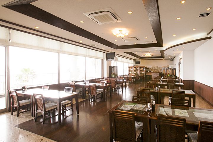 島の恵みが詰まった料理をいただける、レストラン・アダン