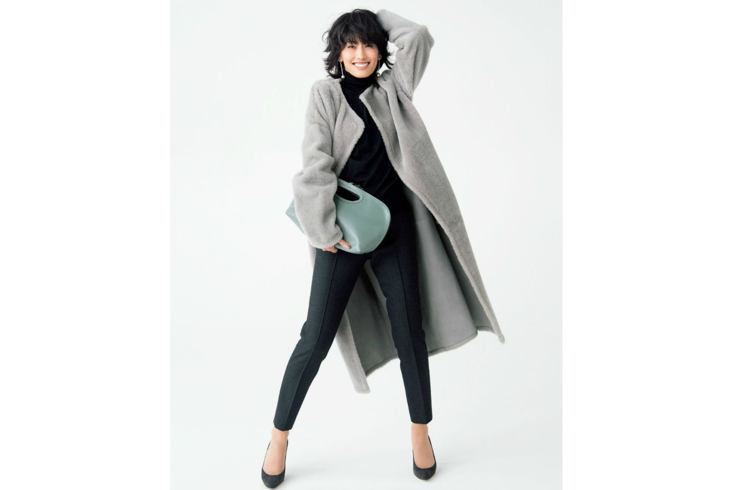 すそ幅:15cm パンツ¥104,000(アクリスジャパン〈アクリス〉)、コート¥330,000(ebure)、ニット¥30,000(オールウェイズ〈M・fil〉)、ピアス¥65,000(ストラスブルゴ〈ソフィー ブハイ〉)、バッグ¥36,000(アマン〈ペリーコ〉)、靴¥105,000(ロンハーマン〈マノロ ブラニク〉)