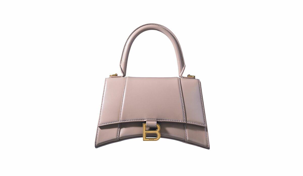 バレンシアガのバッグ「アワーグラス」のベージュ色は、茶系コーデなん