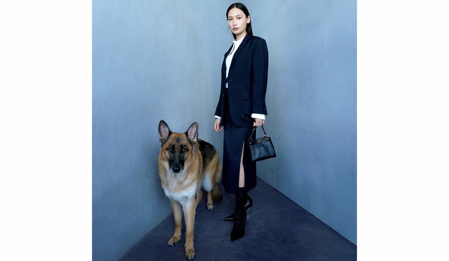 「フェンディ」のウエアを着用したモデルの大政絢さんと犬モデルのリヒト