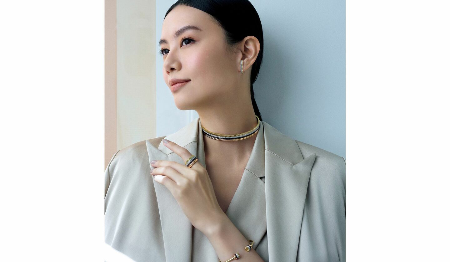 「ブシュロン」のジュエリー『キャトル』のコーディネート