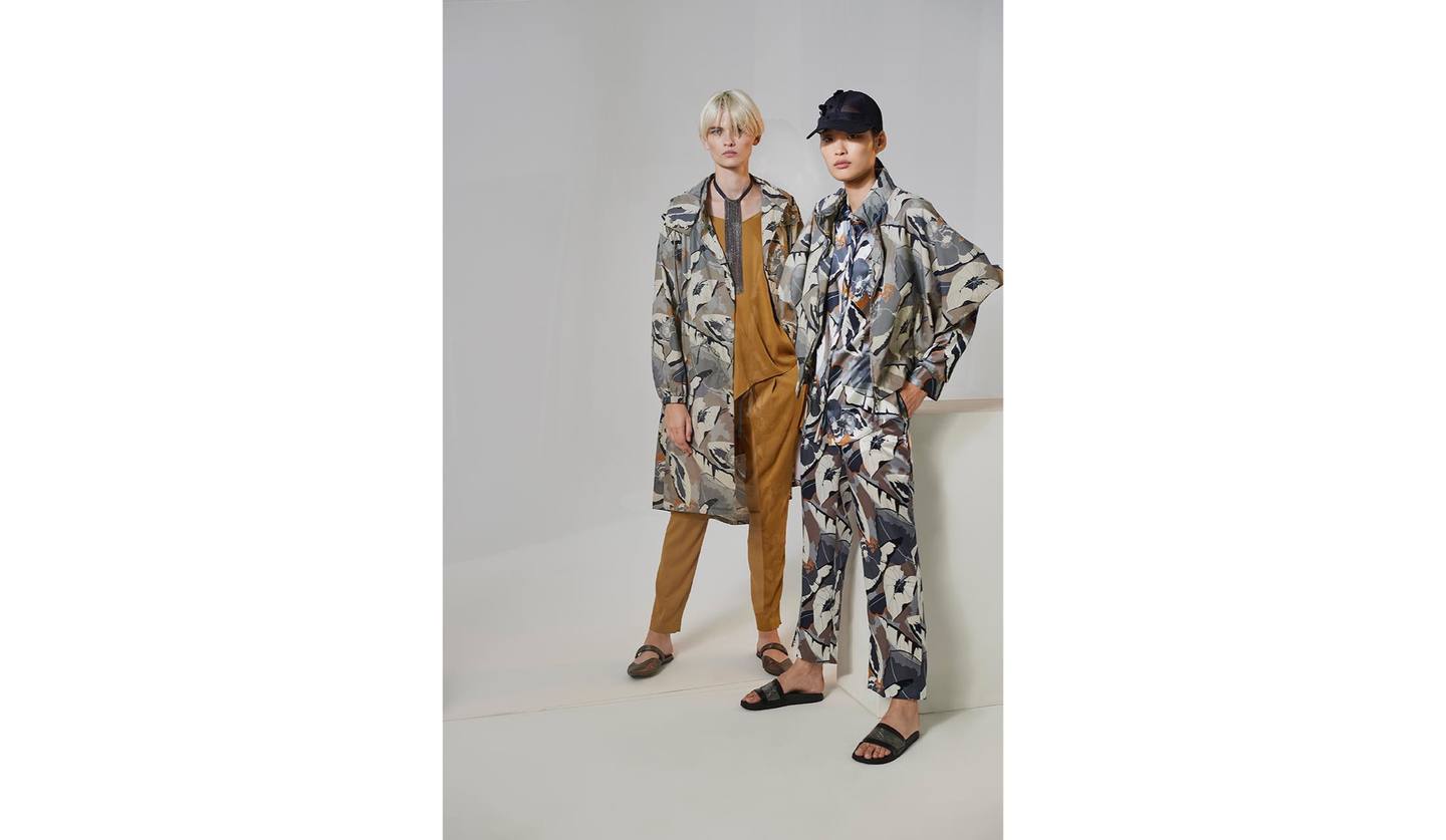 ファビアナフィリッピの2019年春夏コレクションのボタニカルプリントの服を着た２人のモデル
