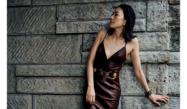 板谷由夏さんが纏う果実色（ベリーカラー）の余裕と気品——晩夏の肌を妖艶に魅せるマルベリーレッドのレザードレスの艶めき