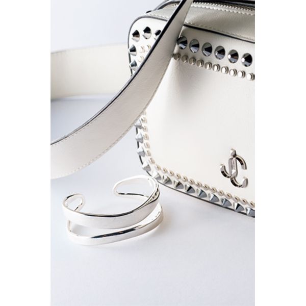 白で輝きアップ！　…全体がスモーキーな色調なので白で抜け感を演出。スタッズ使いのバッグやシルバージュエリーで、白にメリハリをつけて印象的に。