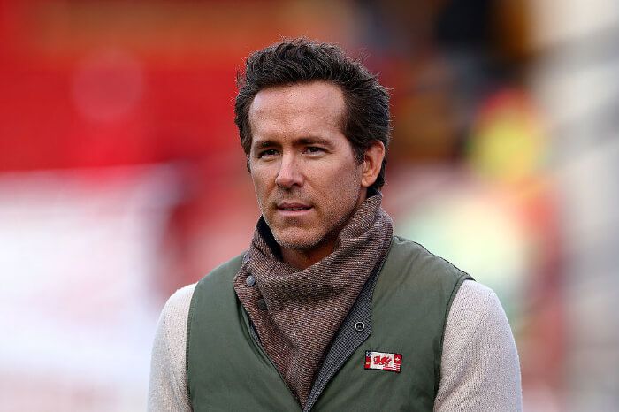 2025年12月13日、EFLチャンピオンシップ、レクサム対ワトフォードの試合前。ライアン・レイノルズは、俳優のロブ・マケルヘニーと共同でレクサムAFCのオーナーを務めている。