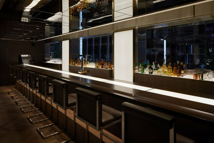 dunhill BAR 2階のカウンターバー
