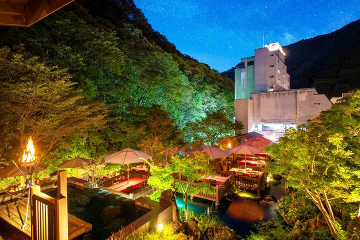 「水辺のダイニング 川どこ」と建物外観