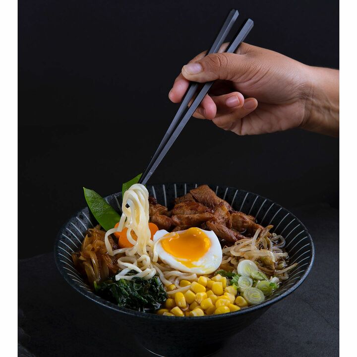 一度に箸で取る麺は、太い麺なら3本、一般的な麺は5〜6本が目安。