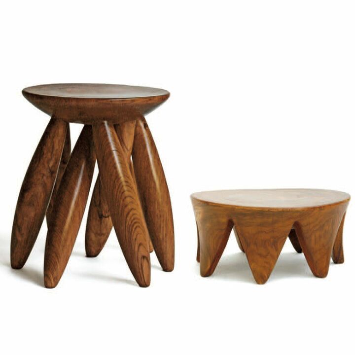 一本彫りのスツール￥270,000【直径35×高さ43cm】・小さい椅子￥100,000【幅36×奥行き31.5×高さ15cm】（ババグーリ）　［Precious2019年8月号242ページ］