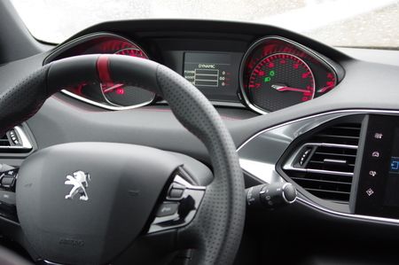 〈プジョー・308GTi 270 by プジョー・スポール〉