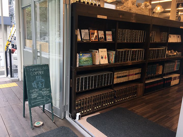 阪急河原町駅から徒歩7分。仮設の建物ながら、中に入ると落ち着いた雰囲気。