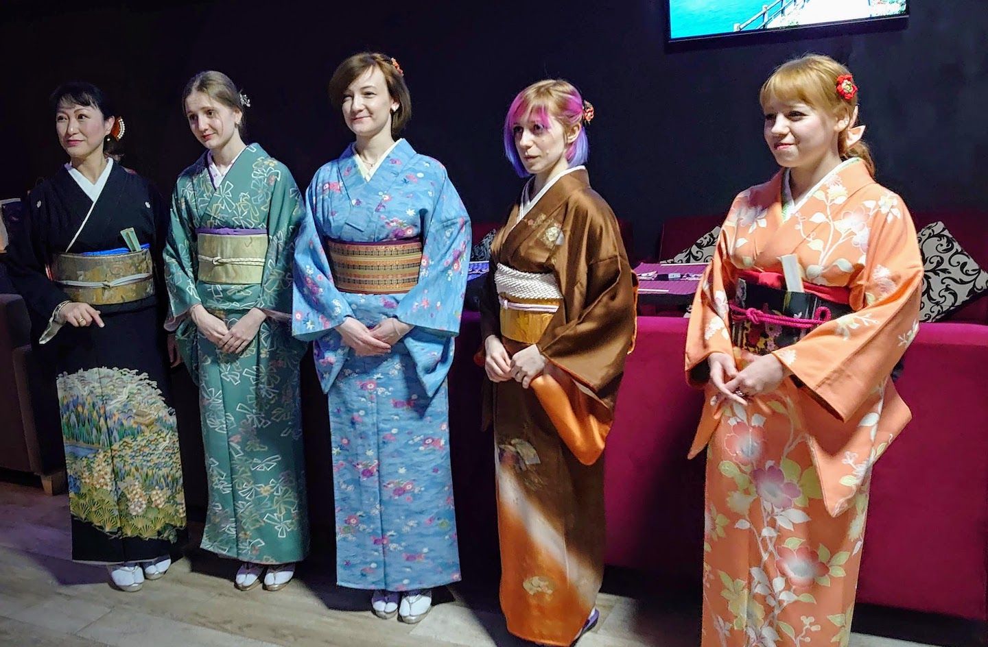 『BAR清水』で働くロシア人スタッフたち。普段は思い思いのドレスを着ているが、この日は開店2周年パーティとあって、彼女たちは着物で接客した
