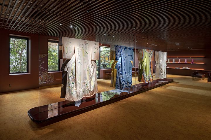 現在、店内には一点ものの着物を展示。洗練された意匠美と高度な染繍技術の粋を感じる